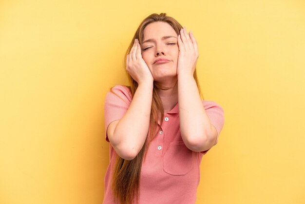 Llorando infeliz con algo concepto de agonía y confusión