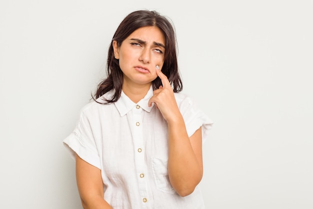 Llorando infeliz con algo concepto de agonía y confusión