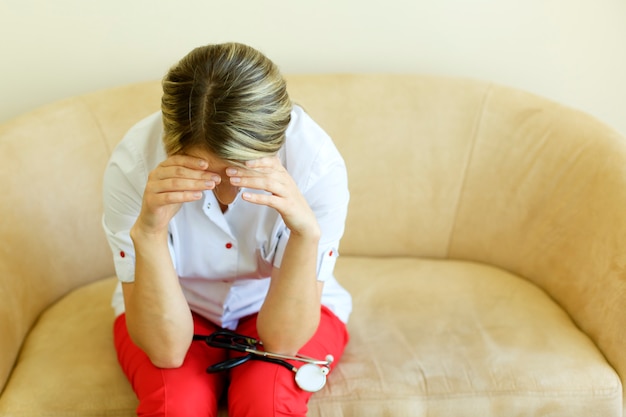 Llorando infeliz enfermero médico molesto. Doctor triste y deprimido con crisis de estrés.