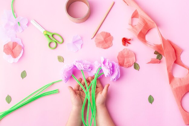 Foto lloras de papel fáciles artesanía para niños manos día de la madre feliz cumpleaños foto de alta calidad