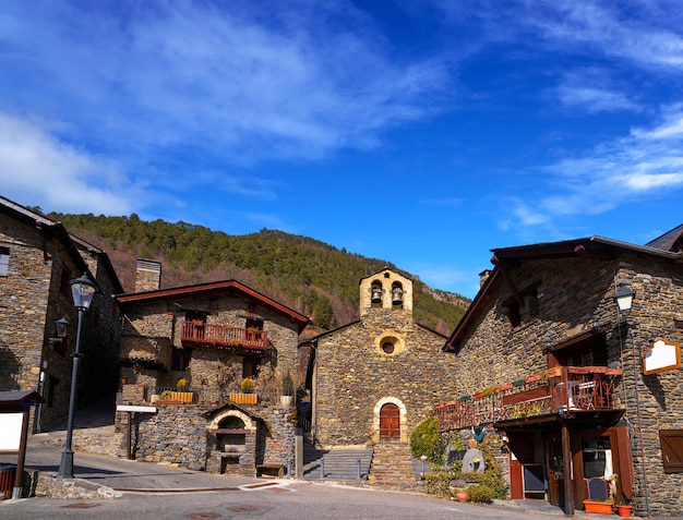 Llorts aldeia na igreja de Ordino em Andorra