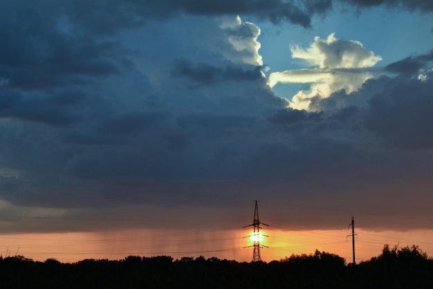 Lluvia al atardecer Nubes oscuras fuertes lluvias al atardecer Concepto de clima y naturaleza