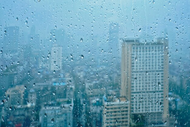 La lluvia cae sobre la ventana