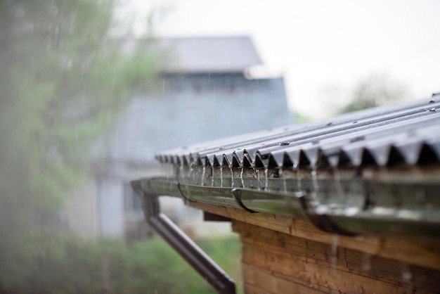 La lluvia cae del techo