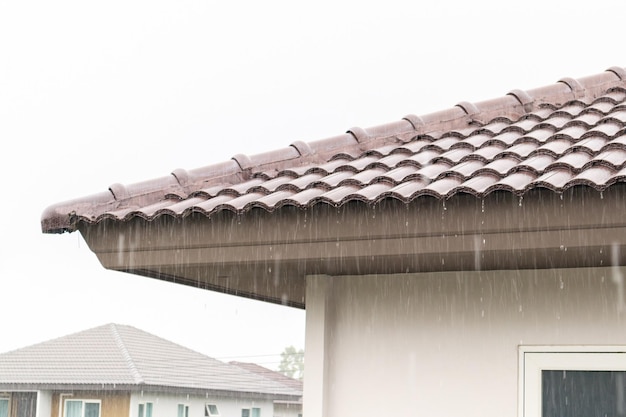 Lluvia cayendo desde el techo de la casa