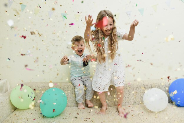 Lluvia colorida de confeti en una celebración de cumpleaños