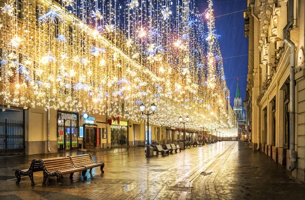 Lluvia dorada de adornos navideños colgando del cielo