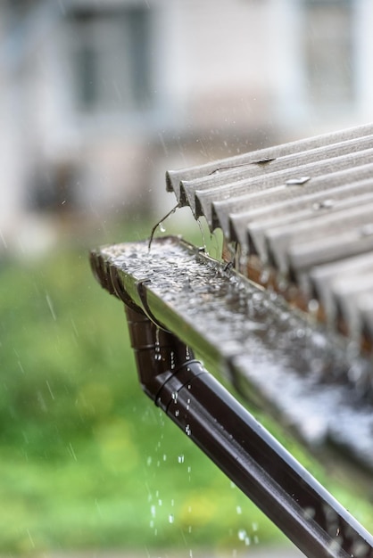 La lluvia fluye desde un techo hacia abajo