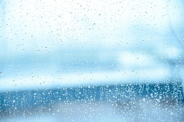 Lluvia fuera de la ventana primer plano de gotas de lluvia sobre el cristal