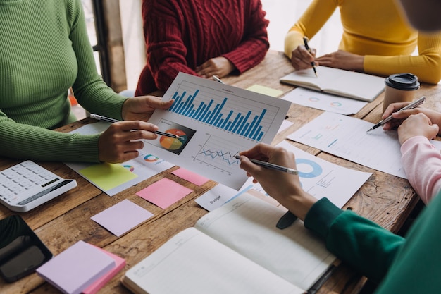 Lluvia de ideas Colaboración y análisis de asociación exitoso por jóvenes empresarios asiáticos que trabajan en un espacio de trabajo de oficina