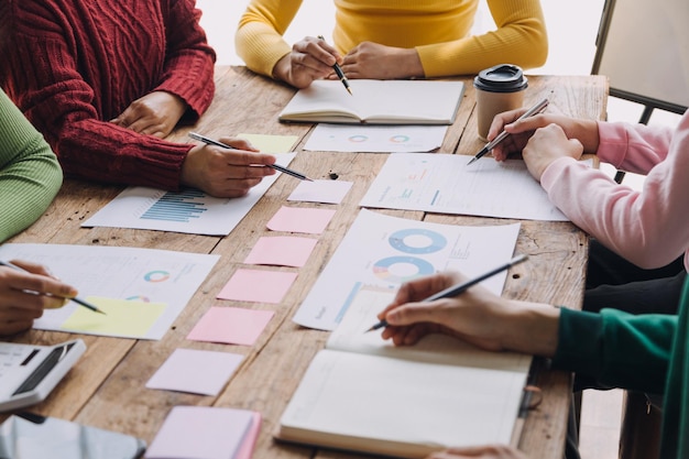 Lluvia de ideas Colaboración y análisis de asociación exitoso por jóvenes empresarios asiáticos que trabajan en un espacio de trabajo de oficina