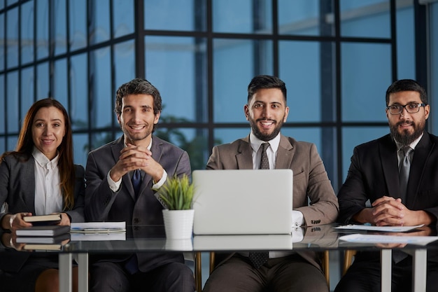 Lluvia de ideas y consejo de directores de desarrollo de la empresa o departamento analítico