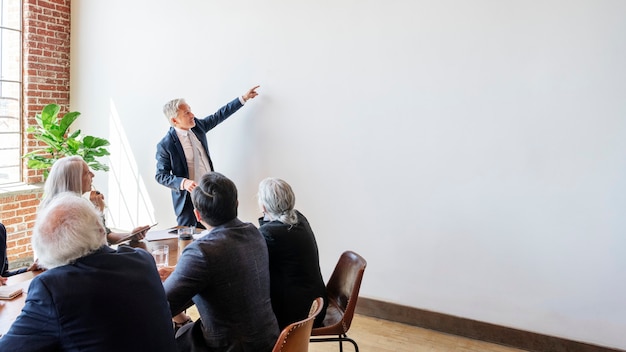 Lluvia de ideas de empresarios en una reunión