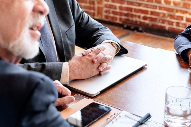 Lluvia de ideas de empresarios en una reunión