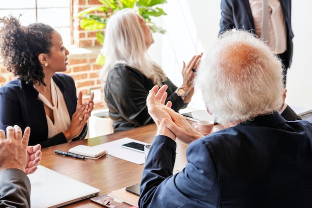 Lluvia de ideas de empresarios en una reunión