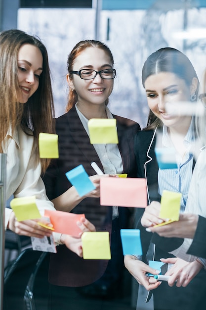 Foto lluvia de ideas del equipo de negocios. desarrollo de estrategia exitoso. empleados corporativos compartiendo ideas.