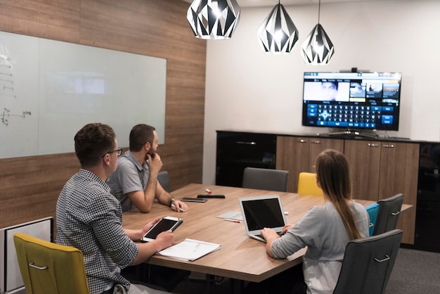 lluvia de ideas del equipo de negocios de inicio sobre reuniones trabajando en computadoras portátiles y tabletas