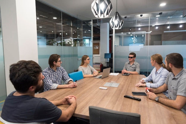 Foto lluvia de ideas del equipo de negocios de inicio sobre reuniones trabajando en computadoras portátiles y tabletas