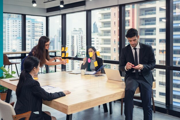 Lluvia de ideas del equipo de negocios multiétnico con una nota