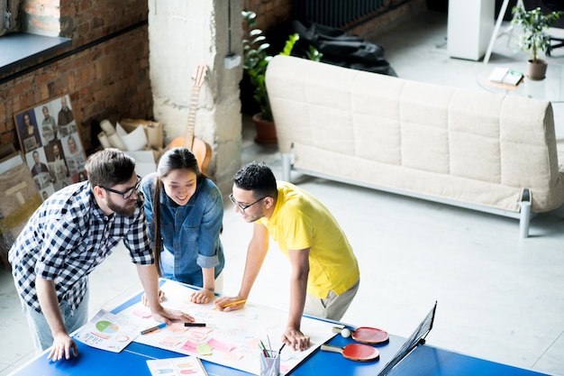 Lluvia de ideas del equipo de negocios