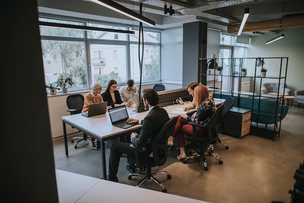 Lluvia de ideas de grupo empresarial