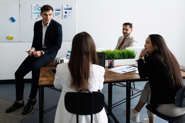 Lluvia de ideas de oficina y entre empleados de diferentes nacionalidades