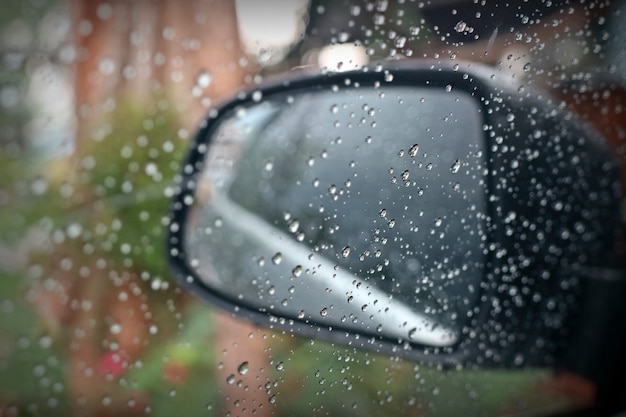 Lluvia en la ventana y un vaso fuera del coche en el día de lluvia.