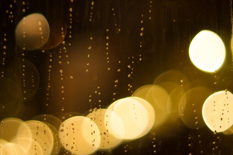 Foto las lluvias y el fondo de bokeh a través de la ventana.