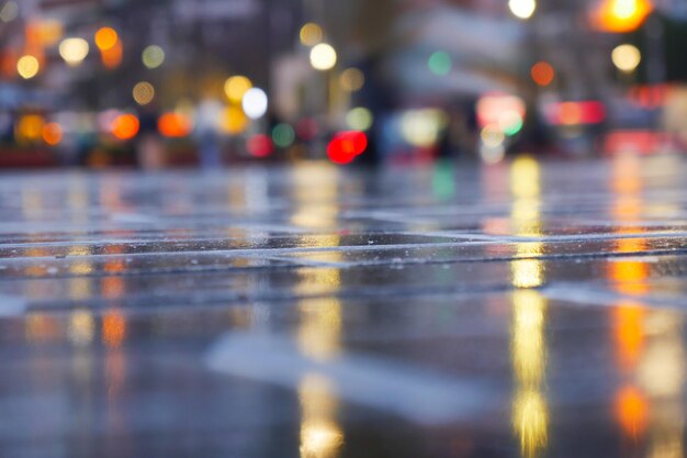 Las lluviosas calles de la ciudad brillan con reflejos durante las horas nocturnas