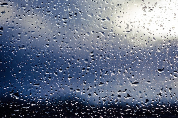 Lluvioso húmedo frío cielo eco estacional natural abstracto fondo con gotas de agua y manchas solares