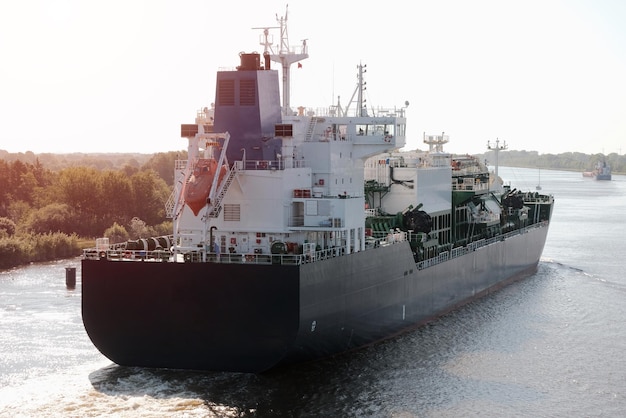 LNG-Bunkerschiff im engen, überfüllten Navigationskanal Tanker für Schiffe