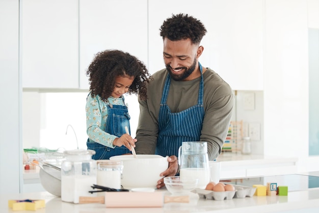 Lo haré, papá. Captura recortada de un apuesto joven y su hija horneando en la cocina de casa.