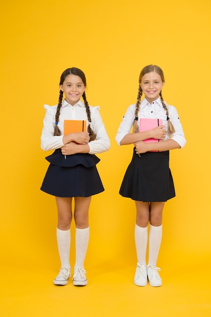 Lo más importante que uno aprende en la escuela es el apoyo a la autoestima y la amistad. Los mejores amigos de los niños, compañeros de clase. Amistad escolar. Metas de amistad. Niñas lindas de la escuela con libros.