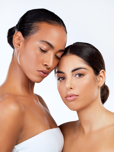 Lo que es hermoso Diversidad es Foto de estudio de hermosas mujeres jóvenes posando sobre un fondo gris