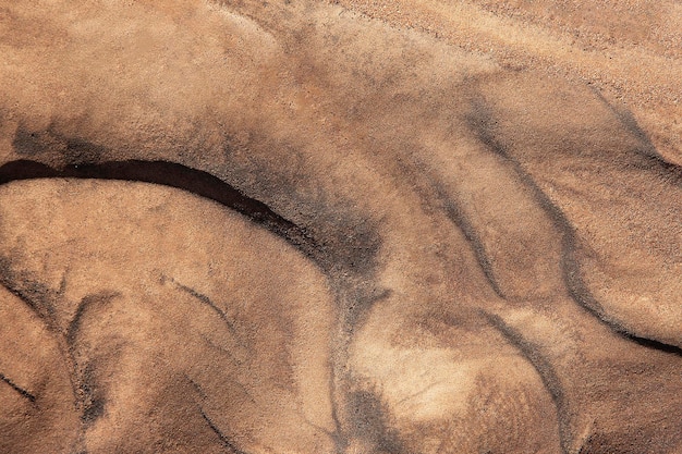 lo que queda del agua corriendo sobre la arena