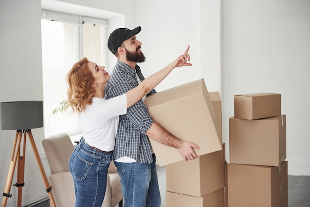 Lo quiero en ese lugar. Pareja feliz juntos en su nueva casa. Concepción de mudanza