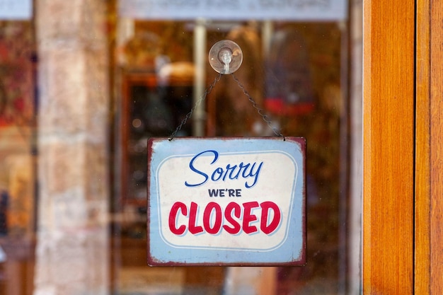 Lo siento, estamos cerrados en el escaparate de una tienda