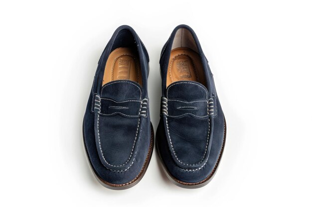 Loafers de camurça azul escuro para homens com fundo branco