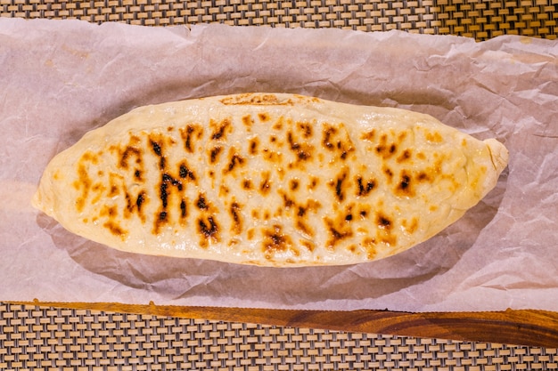 Lobiani fresco y khachapuri sobre una mesa de madera en envases orgánicos. Pasteles y comida tradicional georgiana.