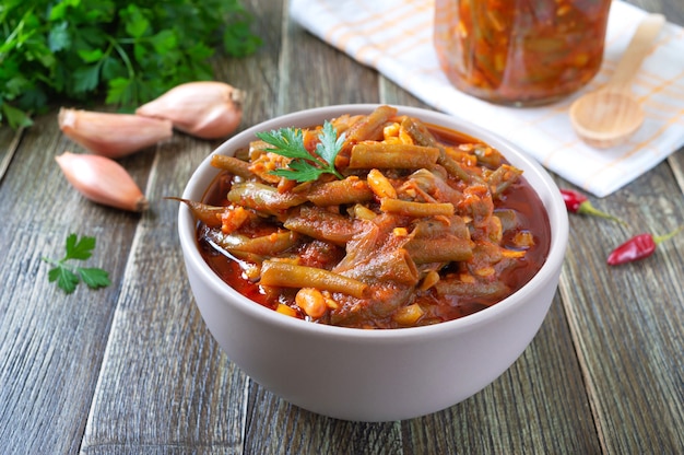 Lóbio de tomate com vagens de feijão verde em uma tigela