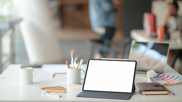 Locais de trabalho públicos contemporâneos com laptops e equipamentos de escritório.