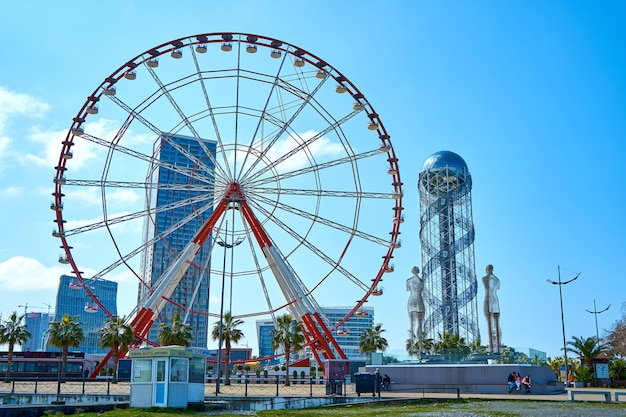 Locais turísticos populares na cidade de Batumi. Aterro moderno