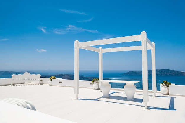 Local de casamento na cobertura com vista para o mar. Ilha de Santorini, Grécia.