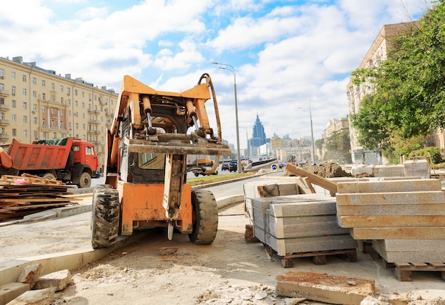 Local de construção contra o céu na cidade