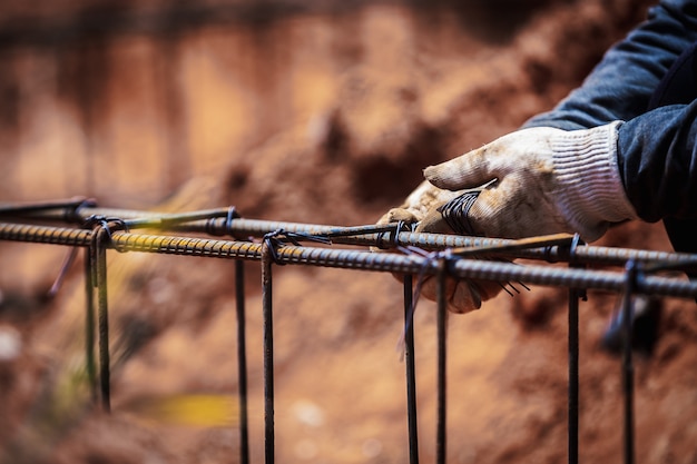 Foto local de construção de indústria trabalhador de pessoas fio de aço barra de trabalho