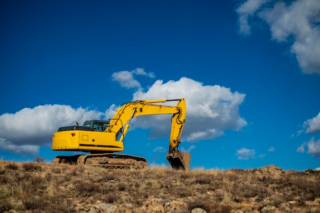 Foto local de construção no campo contra o céu