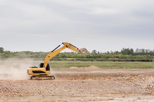 Foto local de construção por estrada contra o céu