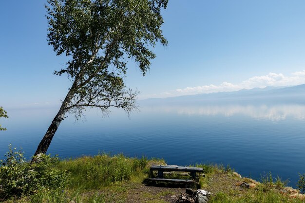 Local de descanso na margem do lago baikal para caminhadas, local de descanso com fogueira e mesa