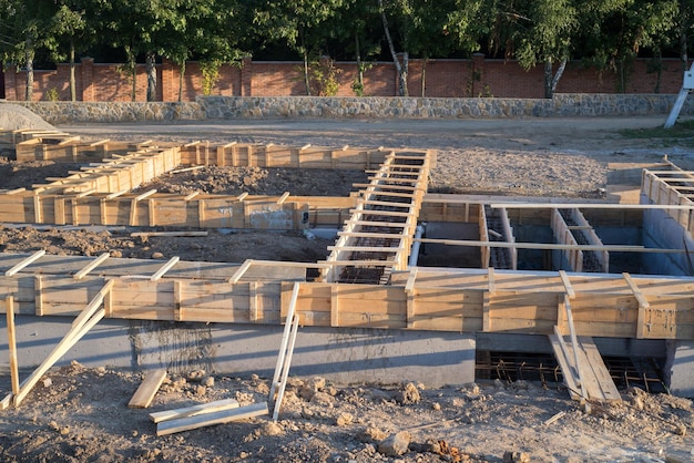 Local de fundação de novos detalhes de construção e reforços com barras de aço e fio-máquina em deck de madeira preparando para vazamento de cimento