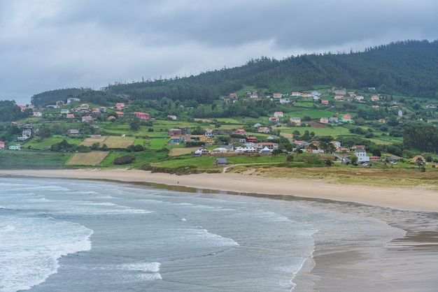 Local de surf famoso da praia de patin no noroeste da espanha